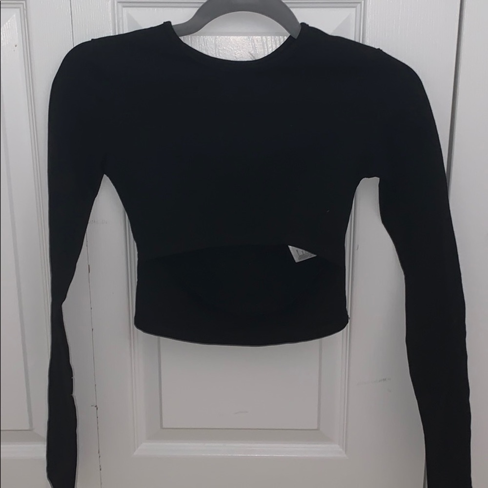 long sleeve crop top with hole on stomach
